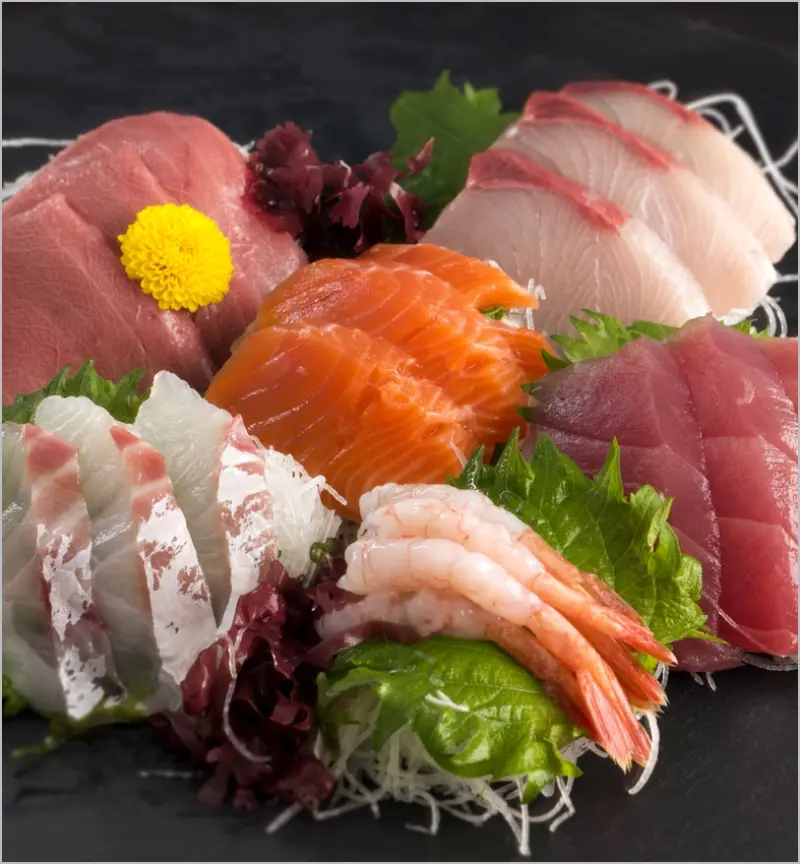 仕入れた鮮魚の加工と販売